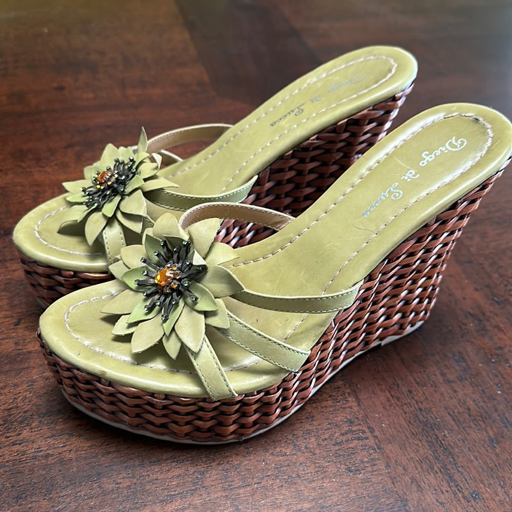Diego di Lucca floral, rhinestone, basket weave platform sandals!  Size 8